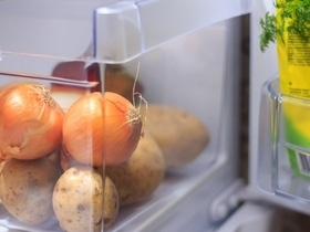 Какие продукты нельзя хранить в холодильнике: эксперт "О самом главном" выделила 5 самых частых ошибок