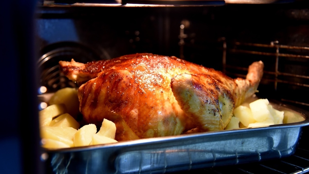 Не поливайте курицу соком и маринадом — так корочки не будет: нашли 3 реально работающих правила 