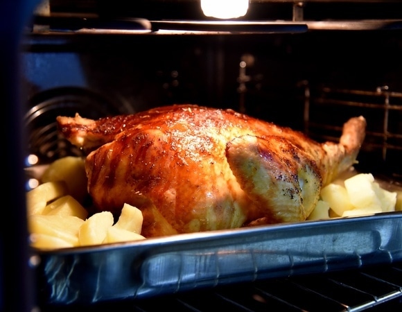 Не поливайте курицу соком и маринадом — так корочки не будет: нашли 3 реально работающих правила 