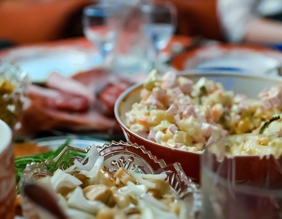 В радость, а не в тягость: как не переесть во время новогоднего застолья