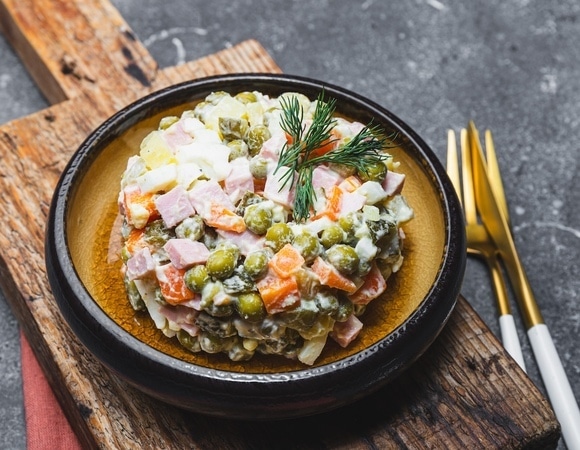 Сколько салатов можно съесть в новогоднюю ночь и после нее? Диетолог назвал единственную безопасную порцию