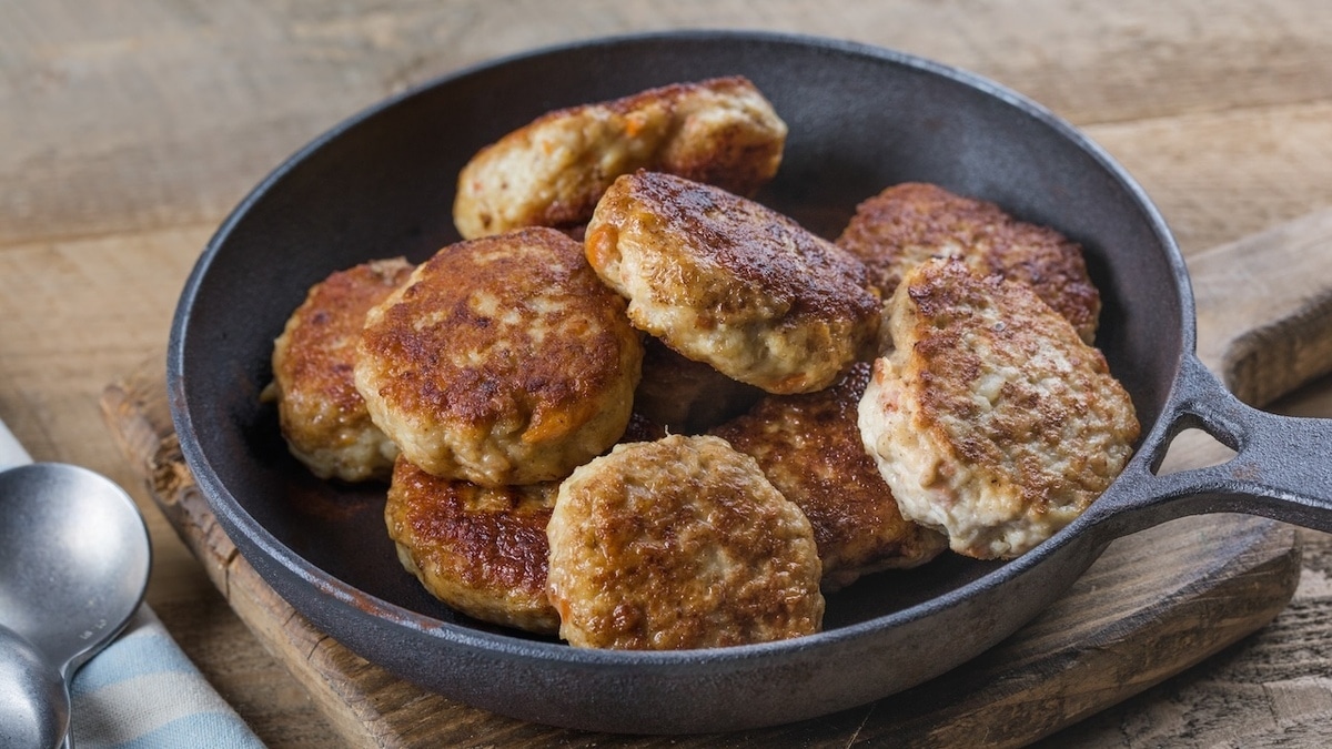 Доводить в духовке или жарить только на сковородке? Шеф-повар объяснил, почему котлеты внутри остаются сырыми 