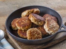 Доводить в духовке или жарить только на сковородке? Шеф-повар объяснил, почему котлеты внутри остаются сырыми