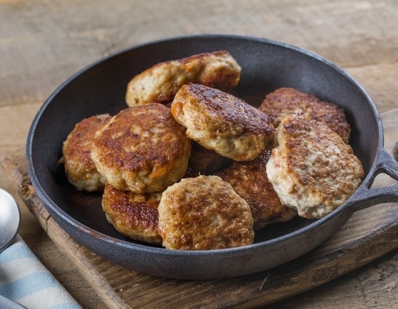 Доводить в духовке или жарить только на сковородке? Шеф-повар объяснил, почему котлеты внутри остаются сырыми 