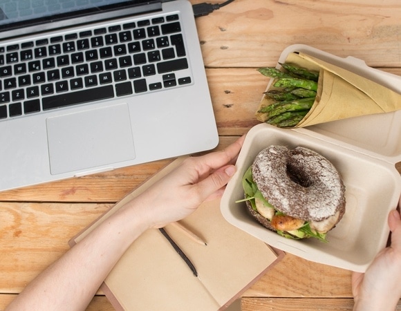 Легкий перекус или дисциплинарный проступок: можно ли есть на рабочем месте?