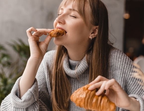 Как получать больше удовольствия от еды, ничего в ней не меняя: ученые "взломали" отношения человеческого мозга с пищей