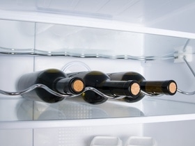 Нужно ли убирать вино в холодильник? Сомелье подсказали, как защитить уже начатый напиток от окисления Нужно ли убирать вино в холодильник? Сомелье подсказали, как защитить уже начатый напиток от окисления