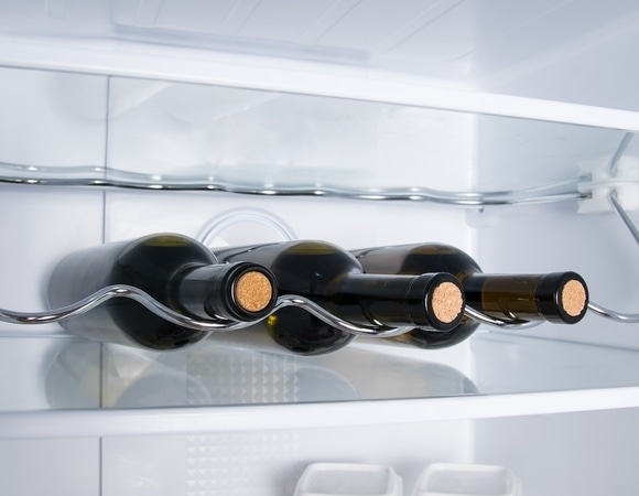 Нужно ли убирать вино в холодильник? Сомелье подсказали, как защитить уже начатый напиток от окисления Нужно ли убирать вино в холодильник? Сомелье подсказали, как защитить уже начатый напиток от окисления
