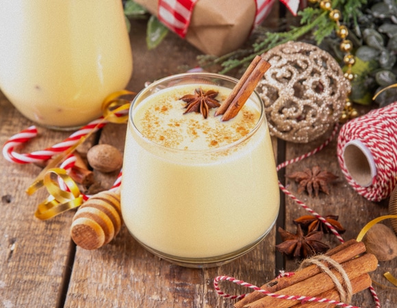 Классика на зимних вечеринках: что такое эгг-ногг и как готовить заморский напиток