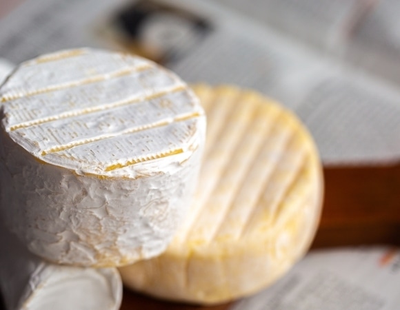 Гастрономический раритет: почему за самый дорогой сыр в мире любители готовы отдавать более 1200 долларов за килограмм