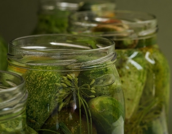 Даже не думайте выливать рассол: 5 случаев, когда он еще понадобится на кухне