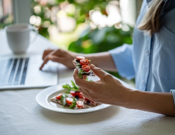 "Можно съесть даже туалетную бумагу": россиянам объяснили, почему врачи запрещают есть перед гаджетами