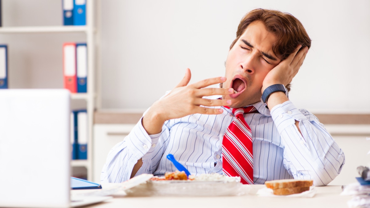 "Всплеск, спад — и глаза закрываются": какая еда на обед вызывает сонливость "Всплеск, спад — и глаза закрываются": какая еда на обед вызывает сонливость
