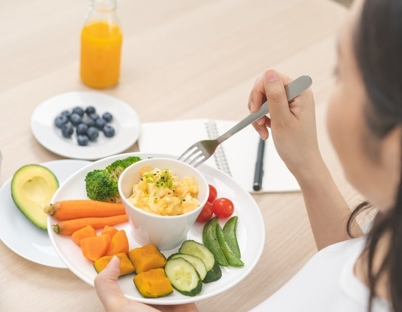 Ученые предложили режим питания, который замедляет старение мозга Ученые предложили режим питания, который замедляет старение мозга