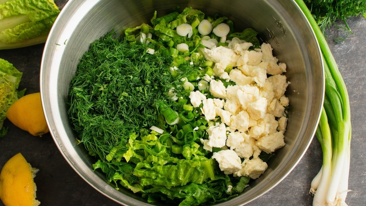 Блюдо для ленивых: в TikTok говорят, что эта версия греческого салата лучше классической