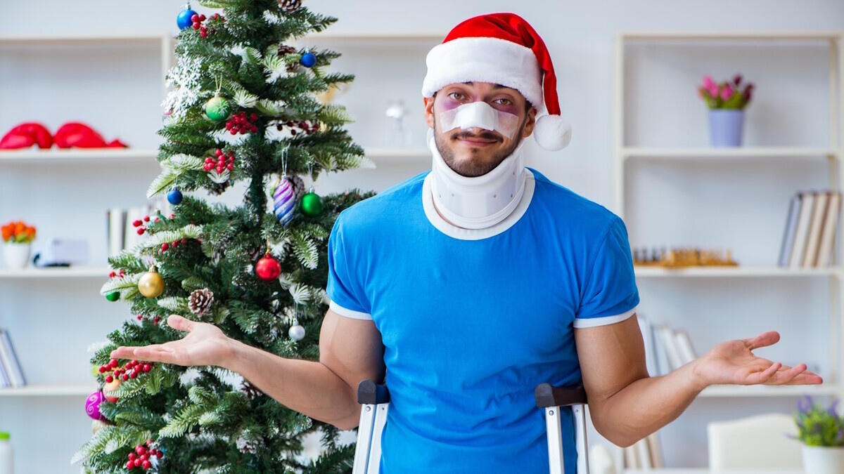 Не в бровь, а в глаз: что делать, если во время празднования Нового года случилась травма