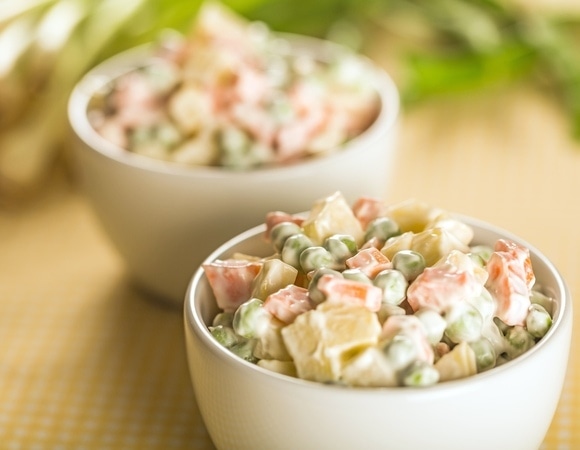 Сразу планируйте замену на Новый год: диетолог сказала, кому нельзя оливье