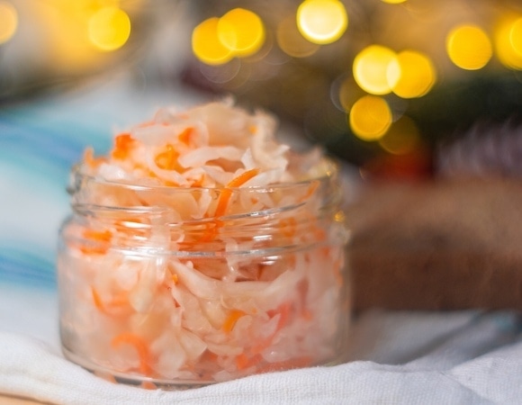 Квашеную капусту — на новогодний стол: шеф-повар предложила 3 рецепта нарядных салатов