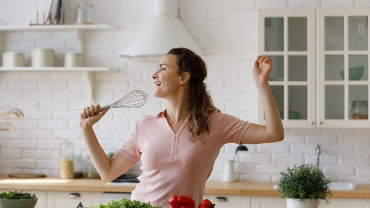 Как лучше сделать лимонный сок и почему чесноку место в морозилке: лайфхаки для облегчения "кухонного рабства" 