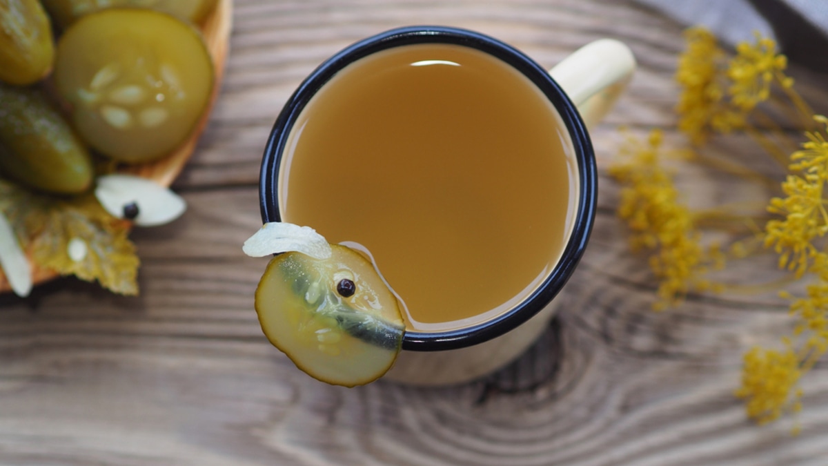 Смели соленые огурцы? Не выливайте рассол: шеф-повар назвал 6 блюд, которые он украсит