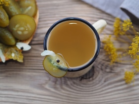 Смели соленые огурцы? Не выливайте рассол: шеф-повар назвал 6 блюд, которые он украсит Смели соленые огурцы? Не выливайте рассол: шеф-повар назвал 6 блюд, которые он украсит