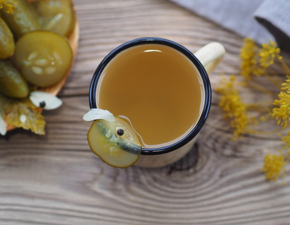 Смели соленые огурцы? Не выливайте рассол: шеф-повар назвал 6 блюд, которые он украсит Смели соленые огурцы? Не выливайте рассол: шеф-повар назвал 6 блюд, которые он украсит