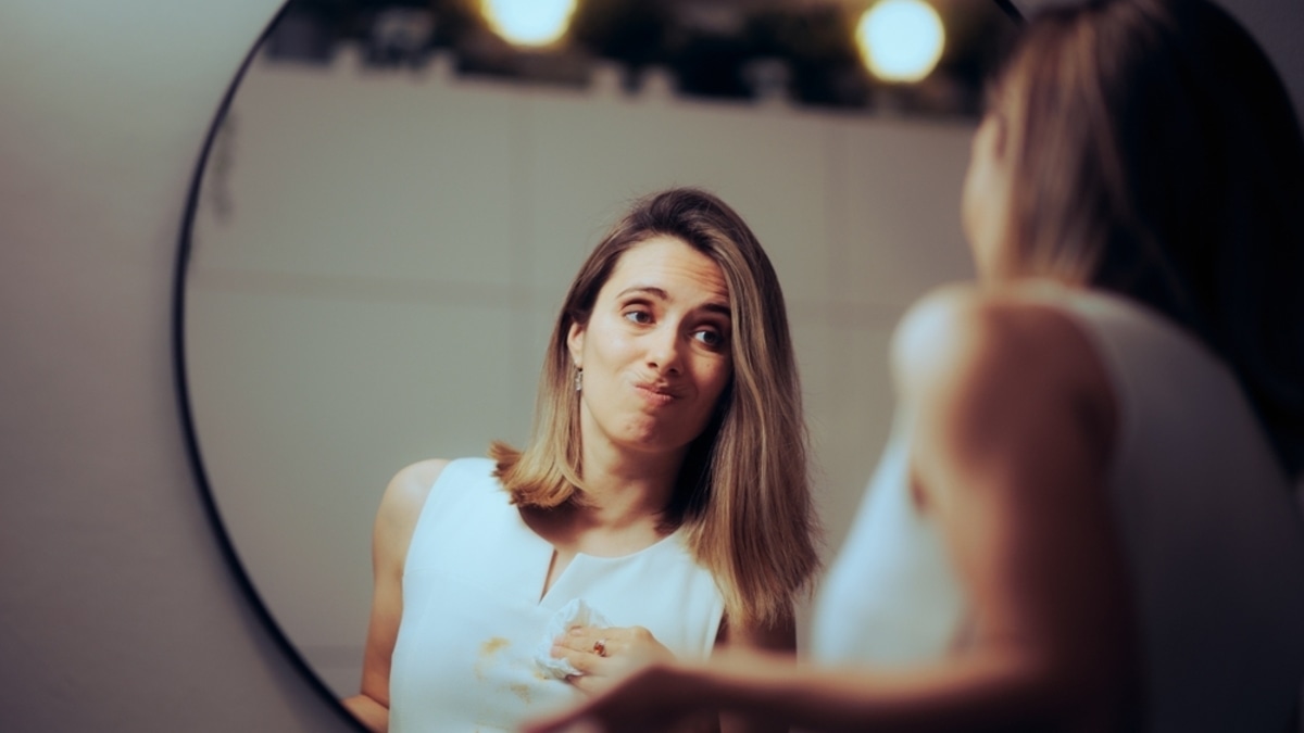 Уронили на себя селедку под шубой? Вот экспресс-средства для очистки одежды, если в новогоднюю ночь случился казус