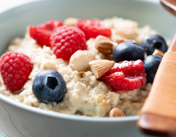 "Чистый холст для кулинарного творчества": что добавить в манную и овсяную кашу — шеф-повар собрал небанальные и проверенные идеи "Чистый холст для кулинарного творчества": что добавить в манную и овсяную кашу — шеф-повар собрал небанальные и проверенные идеи