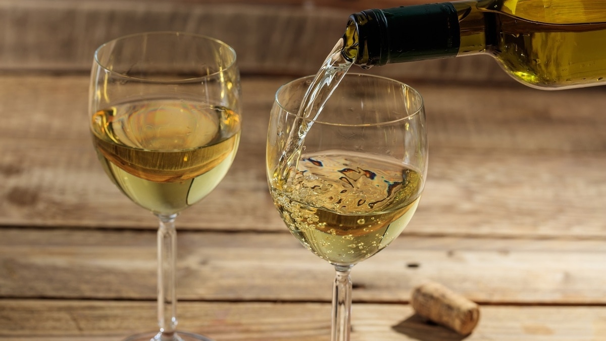 Россияне полюбили безалкогольное вино: диетолог сказала, можно ли так заработать зависимость