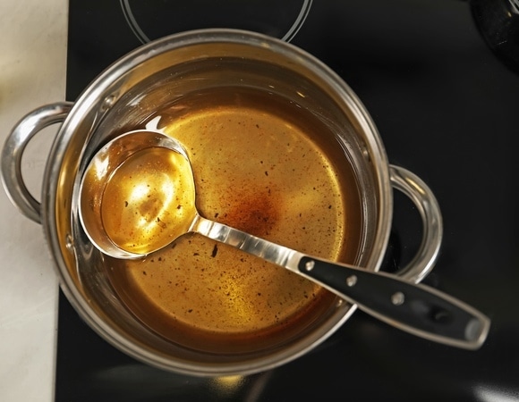 Денег не будет и к горю: эксперт объяснил "Едим Дома", почему половник нельзя оставлять в кастрюле