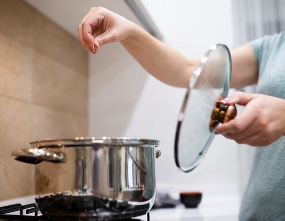 "Исправить гораздо сложнее": сколько соли добавлять в суп — шеф-повар дал "Едим Дома" 3 подсказки