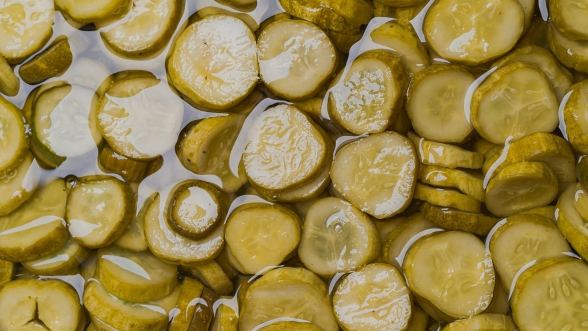 "Еще печенье": эксперты "Едим Дома" раскрыли, как оригинально используют огуречный рассол