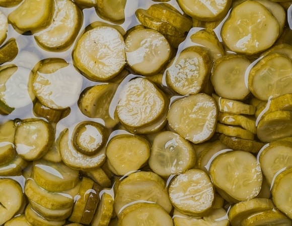 "Еще печенье": эксперты "Едим Дома" раскрыли, как оригинально используют огуречный рассол