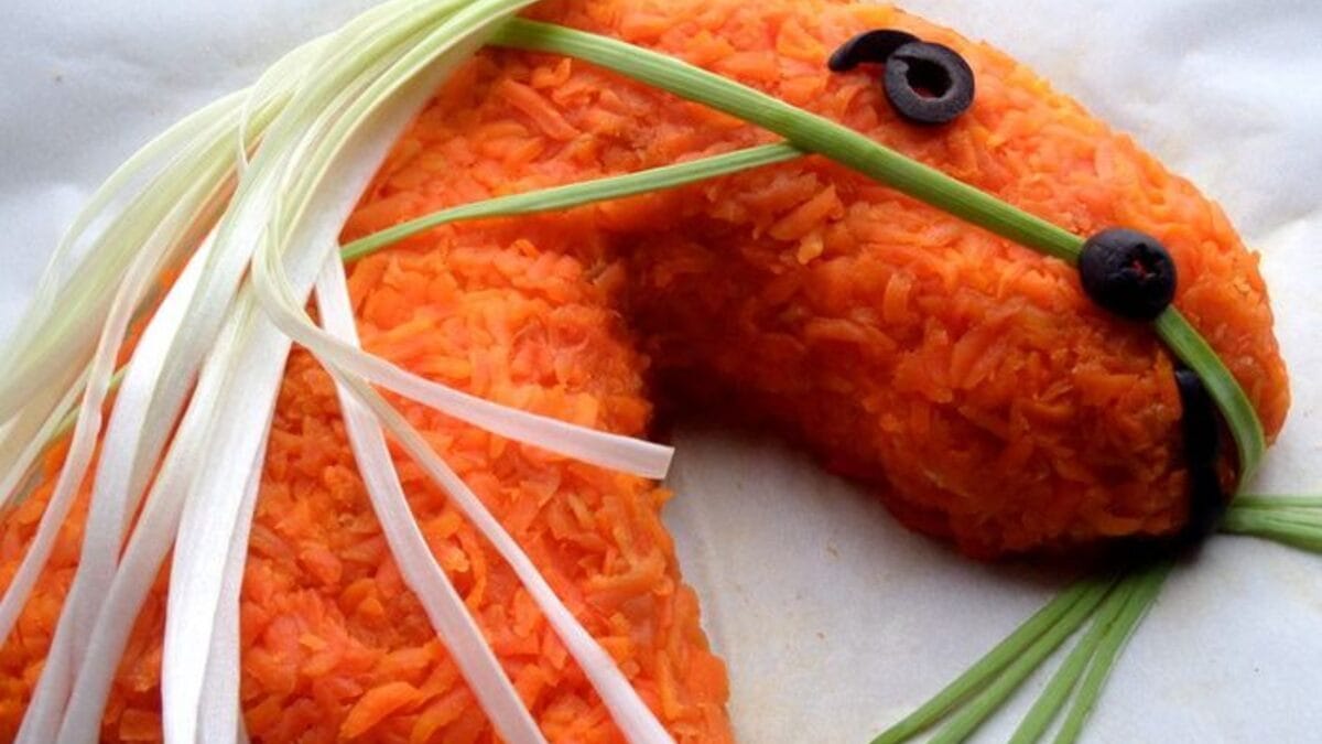 Готовим салат "Красный конь" вместо крабового: главный хит 2026 года — года Красной Огненной Лошади