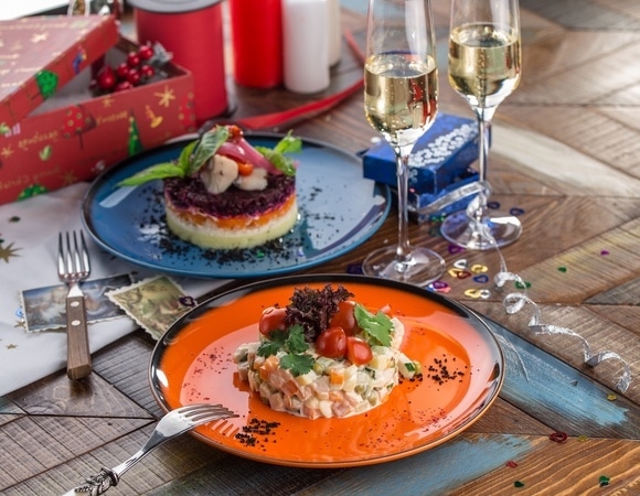 Паштеты, отказ от майонеза и осознанность: эксперт назвала главные новогодние гастротренды
