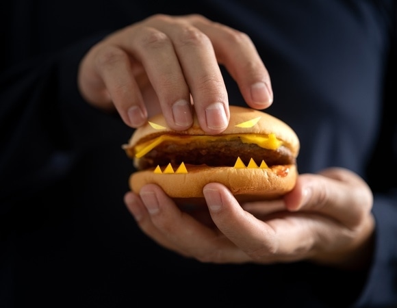 Диетолог предупредила: увлечение фастфудом действительно ускоряет развитие опасных заболеваний Диетолог предупредила: увлечение фастфудом действительно ускоряет развитие опасных заболеваний