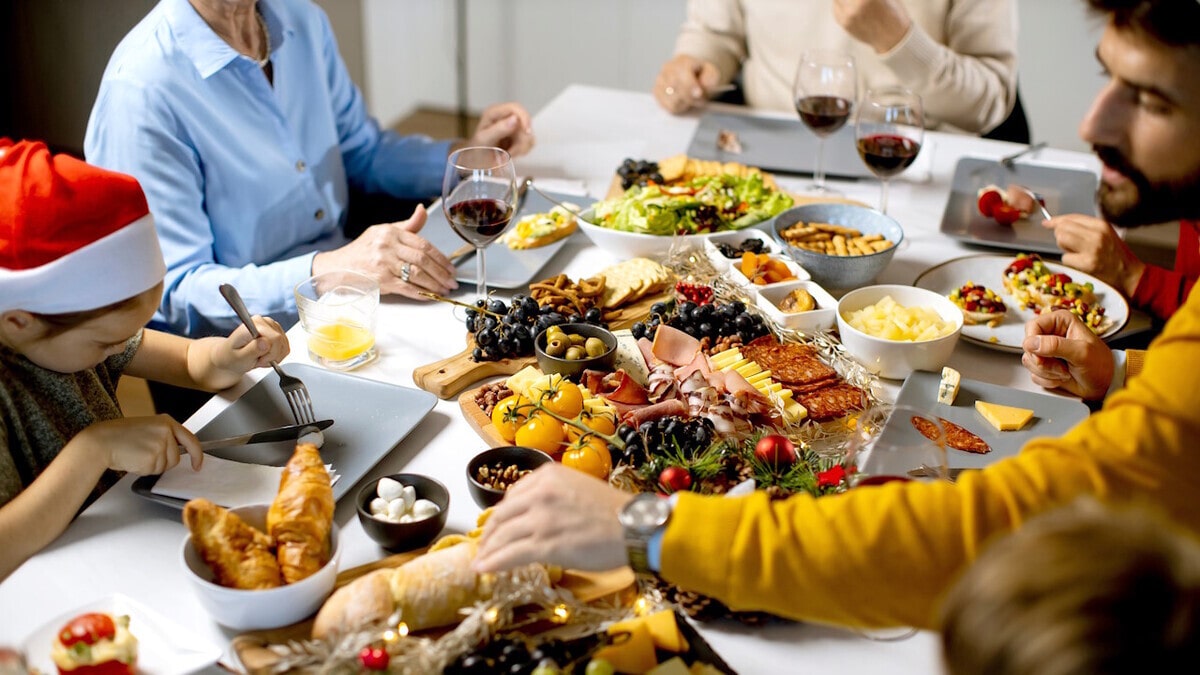 Не торопитесь, но и не затягивайте: диетолог объяснила, сколько должно длиться новогоднее застолье Не торопитесь, но и не затягивайте: диетолог объяснила, сколько должно длиться новогоднее застолье
