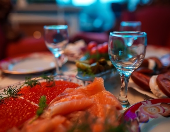 Не торопитесь, но и не затягивайте: диетолог объяснила, сколько должно длиться новогоднее застолье