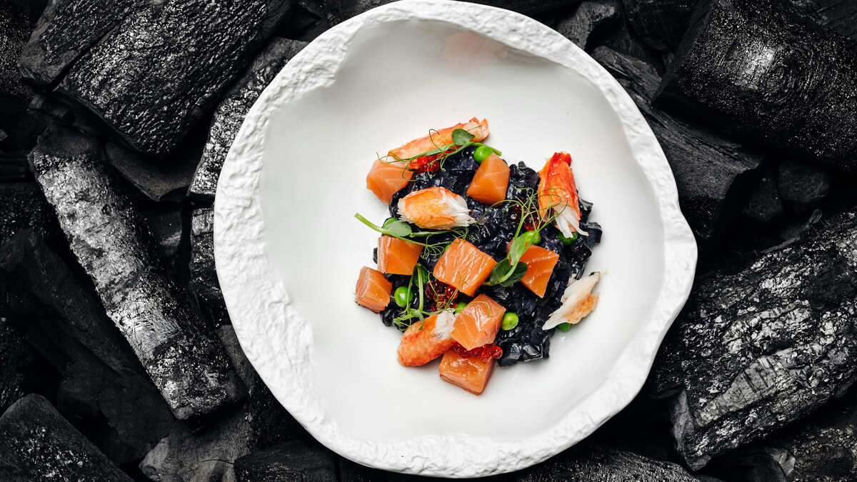 Черный оливье с крабом, с соусом из тунца, копченой треской и креветками — шеф-повара поделились необычными рецептами самого новогоднего салата