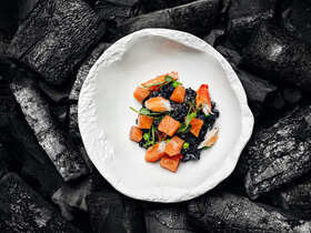 Черный оливье с крабом, с соусом из тунца, копченой треской и креветками — шеф-повара поделились необычными рецептами самого новогоднего салата Черный оливье с крабом, с соусом из тунца, копченой треской и креветками — шеф-повара поделились необычными рецептами самого новогоднего салата