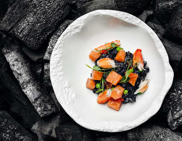 Ссылка на статьюЧерный оливье с крабом, с соусом из тунца, копченой треской и креветками — шеф-повара поделились необычными рецептами самого новогоднего салата