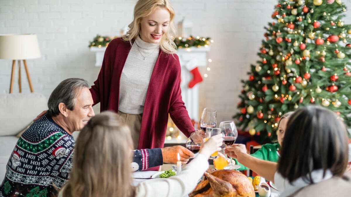 Почему мы пьем за здоровье? Эксперт по этикету раскрыла, как появилась традиция говорить тосты