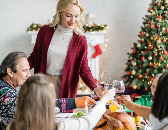 Почему мы пьем за здоровье? Эксперт по этикету раскрыла, как появилась традиция говорить тосты