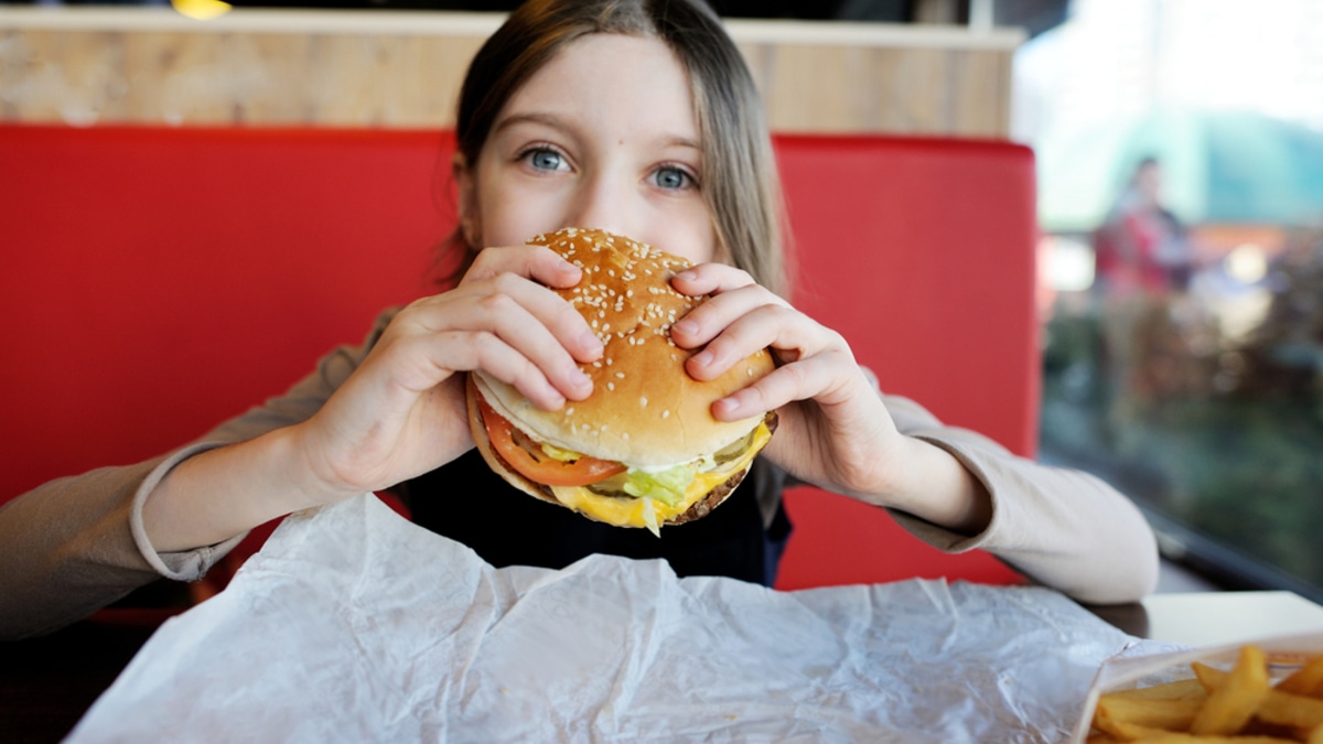 От избытка фастфуда в рационе у школьниц растут усы? Врачи объяснили, так ли это на самом деле