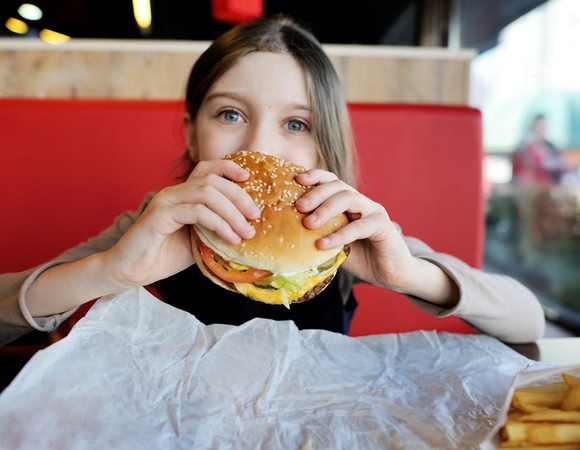 От избытка фастфуда в рационе у школьниц растут усы? Врачи объяснили, так ли это на самом деле