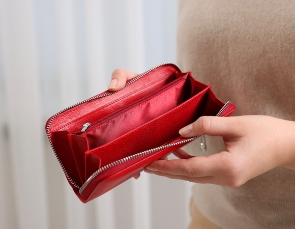 Не трогай, это на Новый год:! Сколько отложить с декабрьской зарплаты на праздник, чтобы не разориться?