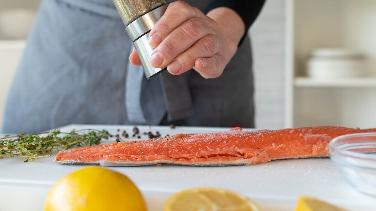 Домашняя слабосоленая горбуша и дешевле, и полезнее — нашли незаменимый перед Новым годом рецепт 