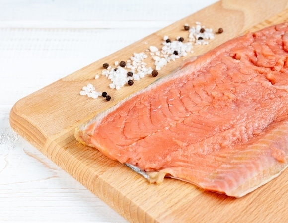 Домашняя слабосоленая горбуша и дешевле, и полезнее — нашли незаменимый перед Новым годом рецепт