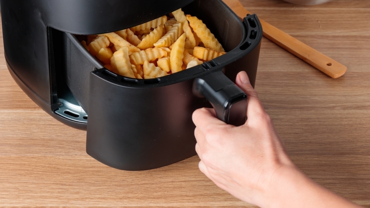 Главная проблема аэрогриля: эксперты объяснили, можно ли мыть съемные части в посудомойке