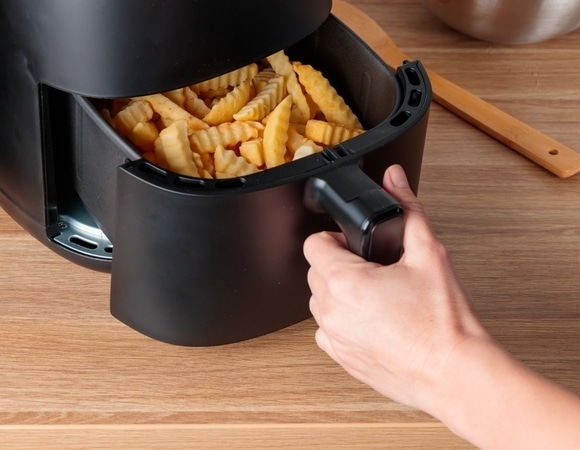 Главная проблема аэрогриля: эксперты объяснили, можно ли мыть съемные части в посудомойке